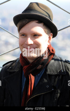 Punk-Rock-Band Fall Out Boy fördern ihr neue Album "Save Rock And Roll' bei einem Fototermin auf dem Empire State Building 86. Stock Observatory Featuring: Patrick Stump wo: New York, NY, Vereinigte Staaten von Amerika bei: 15. April 2013 Stockfoto