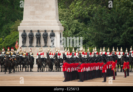 Gardisten und Haushalt Kavallerie am Wachen Denkmal der Königin Birthday Parade Trooping die Farbe Stockfoto