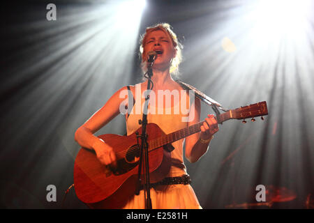 Sänger der französischen Bossa Nova / lounge Band Nouvelle Vague, Nadeah hielt ein Konzert Zagreb mit Kultur Fabrik: Nadeah wo: Zagreb, Kroatien bei: 26. April 2013 Stockfoto