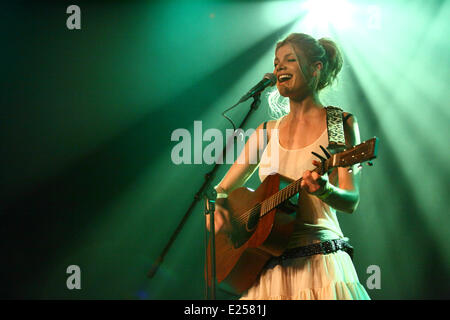 Sänger der französischen Bossa Nova / lounge Band Nouvelle Vague, Nadeah hielt ein Konzert Zagreb mit Kultur Fabrik: Nadeah wo: Zagreb, Kroatien bei: 26. April 2013 Stockfoto