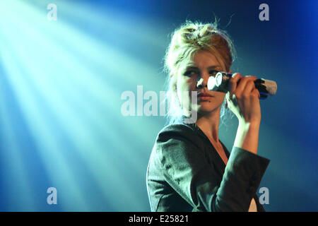 Sänger der französischen Bossa Nova / lounge Band Nouvelle Vague, Nadeah hielt ein Konzert Zagreb mit Kultur Fabrik: Nadeah wo: Zagreb, Kroatien bei: 26. April 2013 Stockfoto