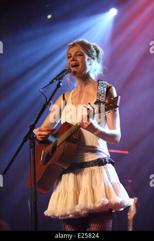 Sänger der französischen Bossa Nova / lounge Band Nouvelle Vague, Nadeah hielt ein Konzert Zagreb mit Kultur Fabrik: Nadeah wo: Zagreb, Kroatien bei: 26. April 2013 Stockfoto