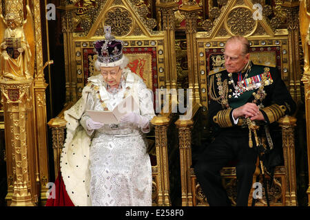 Königin Elizabeth II. nimmt an der jährlichen Zustand des Parlament Eröffnungsfeier am Palace of Westminster. Die Königin war begleitet von Prinz Philip, Duke of Edinburgh und zum ersten Mal Charles, Prince Of Wales und Camilla, Herzogin von Cornwall wo: London, Royaume Uni wenn: 8. Mai 2013 Stockfoto