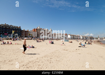 Leute, Sonnenbaden am Strand von Weymouth, im Sommersonnenschein, Weymouth, Dorset England UK Stockfoto