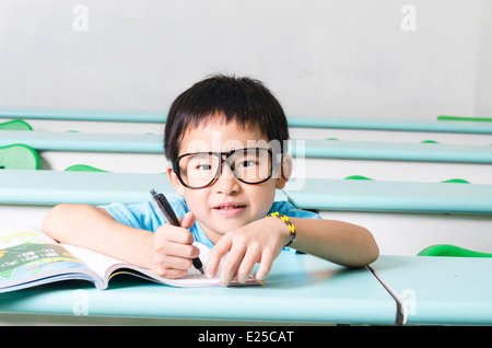 Intelligente Schüler seine Arbeit schreiben Stockfoto