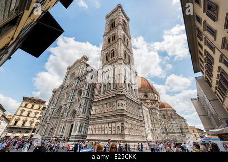 Weitwinkelansicht der Piazza San Giovanni, Giottos Campanile und des Duomo in Florenz Stockfoto