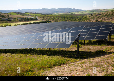 Array von Photovoltaik-Solarzellen in der mediterranen Sonne, in der Nähe von Alhama de Granada, Spanien Stockfoto