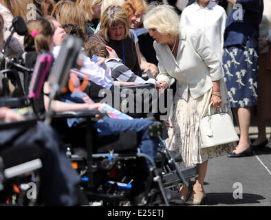 Camilla, Herzogin von Cornwall, begleitet von der Duchess of Gloucester trifft Schüler im Bereich Kunst und Kunsthandwerk der Chailey Heritage Foundation in North Chailey, East Sussex, während eines Besuchs in der Hundertjahrfeier der Schule-Kapelle zu markieren und öffnen Sie die neue State-of-the-Art-Leben-Kompetenzzentrum für junge Menschen im Alter von 19-25.  Mitwirkende: Camilla, Herzogin von Cornwall wo: East Sussex, Großbritannien wenn: 5. Juni 2013 Stockfoto