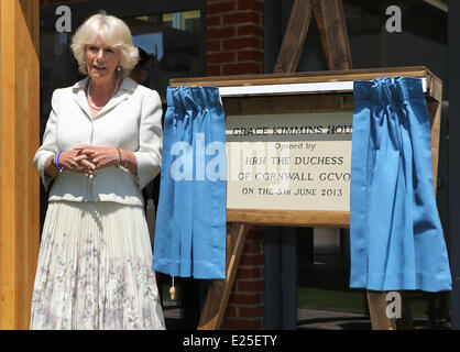 Camilla, Herzogin von Cornwall, begleitet von der Duchess of Gloucester trifft Schüler im Bereich Kunst und Kunsthandwerk der Chailey Heritage Foundation in North Chailey, East Sussex, während eines Besuchs in der Hundertjahrfeier der Schule-Kapelle zu markieren und öffnen Sie die neue State-of-the-Art-Leben-Kompetenzzentrum für junge Menschen im Alter von 19-25.  Mitwirkende: Camilla, Herzogin von Cornwall wo: East Sussex, Großbritannien wenn: 5. Juni 2013 Stockfoto