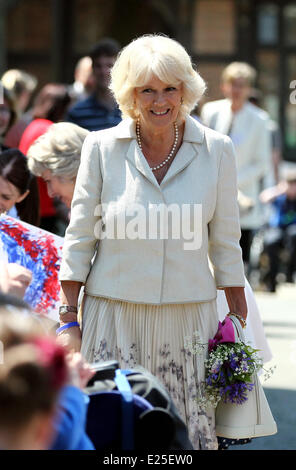 Camilla, Herzogin von Cornwall, begleitet von der Duchess of Gloucester trifft Schüler im Bereich Kunst und Kunsthandwerk der Chailey Heritage Foundation in North Chailey, East Sussex, während eines Besuchs in der Hundertjahrfeier der Schule-Kapelle zu markieren und öffnen Sie die neue State-of-the-Art-Leben-Kompetenzzentrum für junge Menschen im Alter von 19-25.  Mitwirkende: Camilla, Herzogin von Cornwall wo: East Sussex, Großbritannien wenn: 5. Juni 2013 Stockfoto