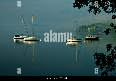 Nebligen Morgen am Lake Windermere. Cumbria Stockfoto