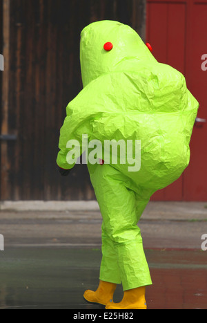 Mann mit dem gelben Anzug und Atemschutzgerät Altlasten in völliger Sicherheit eingeben Stockfoto