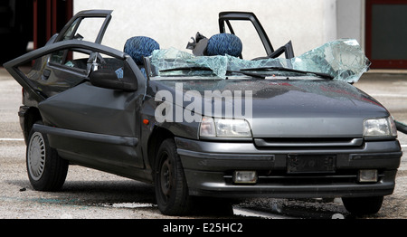 graues Auto mit defektem Glas nach dem Verkehrsunfall völlig zerstört Stockfoto