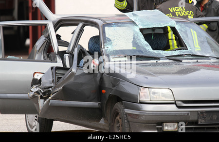 Auto komplett zerstört nach dem Eingriff der Feuerwehr zur Rettung von Personen bei Verkehrsunfall verletzt Stockfoto