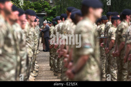 Prinz Charles, Prinz von Wales präsentiert Betrieb Medaillen an die Soldaten der Royal Dragoon Guards im Clarence House am 27. Juni 2013 in London, England. Königliche Rota Photo by Tim P. Whitby - Ian Jones Fotografie mit geliefert: Prinz Charles, Prince Of Wales wo: London, Vereinigtes Königreich bei: 27. Juni 2013 Stockfoto