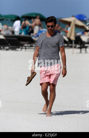 Scott Disick genießen das warme Wetter in Miami Beach mit Freunden Featuring: Scott Disick Where: Miami Beach, Florida, USA bei: 30. Juni 2013 Stockfoto