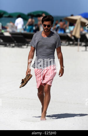 Scott Disick genießen das warme Wetter in Miami Beach mit Freunden Featuring: Scott Disick Where: Miami Beach, Florida, USA bei: 30. Juni 2013 Stockfoto