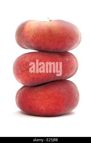 flache Donut Pfirsiche isoliert auf weiss Stockfoto