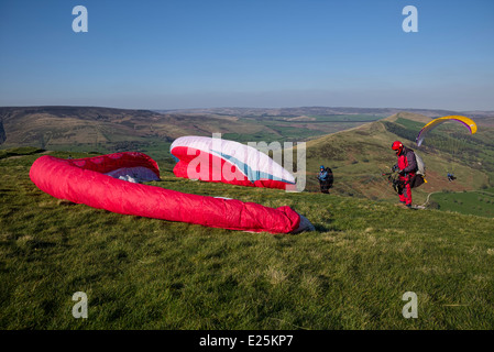 Gleitschirme in der Nähe von Castleton im Peak District Nationalpark Derbyshire England Stockfoto