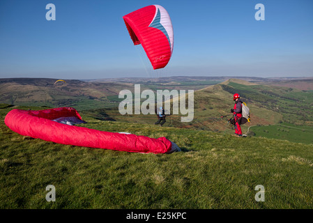 Gleitschirme in der Nähe von Castleton im Peak District Nationalpark Derbyshire England Stockfoto