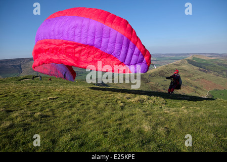 Gleitschirm bereitet sich auf Start in der Nähe von Castleton im Peak District Nationalpark Derbyshire England Stockfoto