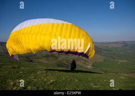 Gleitschirme in der Nähe von Castleton im Peak District Nationalpark Derbyshire England Stockfoto