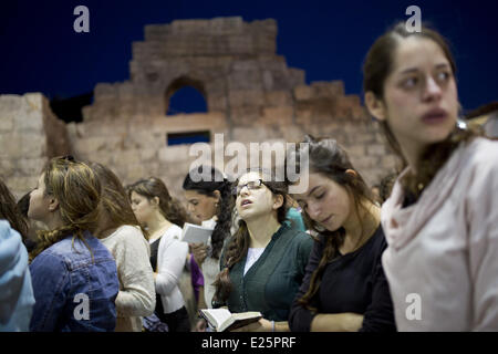 Jerusalem, Israel. 15. Juni 2014. Frauen nehmen Teil in einem Masse Gebet für die Freilassung von drei jüdischen Jugendlichen, geglaubt, um aus einem Gebiet zwischen den israelischen besetzten Westjordanland Städten Bethlehem und Hebron entrissen worden, beim Trampen, an der Klagemauer in der Jerusalemer Altstadt am 15. Juni 2014. Der israelische Ministerpräsident Benjamin Netanyahu vorgeworfen, die islamistische Hamas-Bewegung der Entführung von drei Jugendlichen am dritten Tag von einem massiven Westjordanland Manhunt für die vermissten Jugendlichen Stockfoto