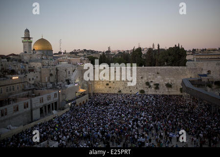 Jerusalem, Israel. 15. Juni 2014. Ein mass Gebet für die Freilassung der drei jüdischen Jugendlichen, geglaubt, um aus einem Gebiet zwischen den israelischen besetzten Westjordanland Städten Bethlehem und Hebron entrissen worden, beim Trampen, an der Klagemauer in der Jerusalemer Altstadt am 15. Juni 2014. Der israelische Ministerpräsident Benjamin Netanyahu vorgeworfen, die islamistische Hamas-Bewegung der Entführung von drei Jugendlichen am dritten Tag von einem massiven Westjordanland Manhunt für die vermissten Jugendlichen Stockfoto