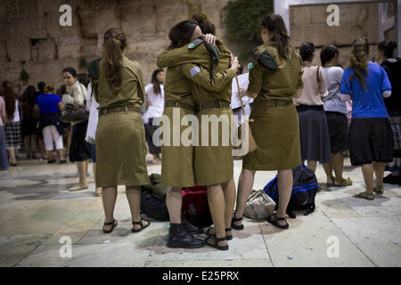 Jerusalem, Israel. 15. Juni 2014. Zwei Soldaten sind am Ende einer Masse Gebet für die Freilassung von drei jüdischen Jugendlichen, geglaubt, um aus einem Gebiet zwischen den israelischen besetzten Westjordanland Städten Bethlehem und Hebron entrissen worden, beim Trampen, an der Klagemauer in der Jerusalemer Altstadt am 15. Juni 2014 umarmt. Der israelische Ministerpräsident Benjamin Netanyahu vorgeworfen, die islamistische Hamas-Bewegung der Entführung von drei Jugendlichen am dritten Tag von einem massiven Westjordanland Manhunt für die vermissten Jugendlichen Stockfoto