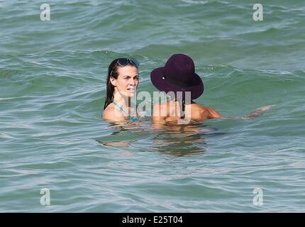 Australische Modell Sharni Vinson, mit einem schwarzen Bikini geht für ein erfrischendes Bad im Miami Beach Featuring: Sharni Vinson wo: Miami Beach, Florida, USA bei: 16. August 2013 Stockfoto