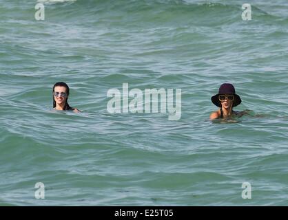 Australische Modell Sharni Vinson, mit einem schwarzen Bikini geht für ein erfrischendes Bad im Miami Beach Featuring: Sharni Vinson wo: Miami Beach, Florida, USA bei: 16. August 2013 Stockfoto