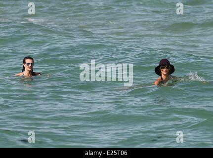 Australische Modell Sharni Vinson, mit einem schwarzen Bikini geht für ein erfrischendes Bad im Miami Beach Featuring: Sharni Vinson wo: Miami Beach, Florida, USA bei: 16. August 2013 Stockfoto