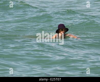 Australische Modell Sharni Vinson, mit einem schwarzen Bikini geht für ein erfrischendes Bad im Miami Beach Featuring: Sharni Vinson wo: Miami Beach, Florida, USA bei: 16. August 2013 Stockfoto