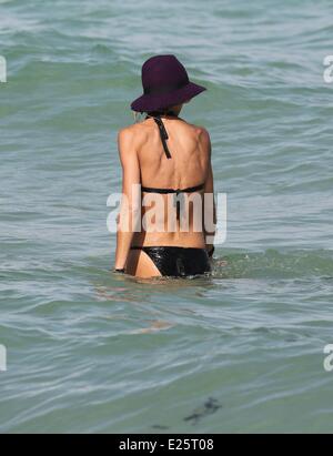 Australische Modell Sharni Vinson, mit einem schwarzen Bikini geht für ein erfrischendes Bad im Miami Beach Featuring: Sharni Vinson wo: Miami Beach, Florida, USA bei: 16. August 2013 Stockfoto