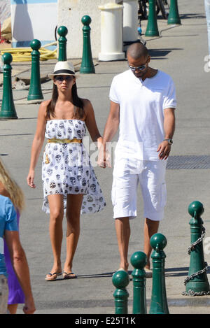 Tony Parker und seine Freundin, Axelle Francine verbringen Sie einen Urlaub in Saint Tropez Featuring: Tony Parker, Axelle Francine Where: Saint-Tropez, Frankreich bei: 20. August 2013 Stockfoto