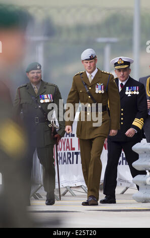 Großbritanniens Prinz Harry, Commodore-in-Chief kleine Schiffe und Tauchen, Besuche der Royal Marines Tamar, HM Naval Base in Devonport, Plymouth. Der Prinz hat die Royal Navy neu erbaute Kompetenzzentrum amphibische offiziell eröffnet. Während der Tour Prinz Harry nahm die Parade-Gruß und überprüfte die Wache und die Parade der 1 Assault Squadron Royal Marines. Er auch einen Empfang für die Soldaten und ihre Familien nahmen Teil und trat für eine Einheit-Foto mit 1 Angriff Gruppe Royal Marines Featuring: Prinz Harry von Wales wo: Plymouth, Vereinigtes Königreich bei: 2. August 2013 Stockfoto