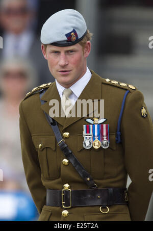 Großbritanniens Prinz Harry, Commodore-in-Chief kleine Schiffe und Tauchen, Besuche der Royal Marines Tamar, HM Naval Base in Devonport, Plymouth. Der Prinz hat die Royal Navy neu erbaute Kompetenzzentrum amphibische offiziell eröffnet. Während der Tour Prinz Harry nahm die Parade-Gruß und überprüfte die Wache und die Parade der 1 Assault Squadron Royal Marines. Er auch einen Empfang für die Soldaten und ihre Familien nahmen Teil und trat für eine Einheit-Foto mit 1 Angriff Gruppe Royal Marines Featuring: Prinz Harry von Wales wo: Plymouth, Vereinigtes Königreich bei: 2. August 2013 Stockfoto