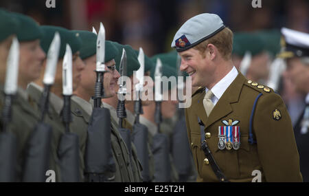 Großbritanniens Prinz Harry, Commodore-in-Chief kleine Schiffe und Tauchen, Besuche der Royal Marines Tamar, HM Naval Base in Devonport, Plymouth. Der Prinz hat die Royal Navy neu erbaute Kompetenzzentrum amphibische offiziell eröffnet. Während der Tour Prinz Harry nahm die Parade-Gruß und überprüfte die Wache und die Parade der 1 Assault Squadron Royal Marines. Er auch einen Empfang für die Soldaten und ihre Familien nahmen Teil und trat für eine Einheit-Foto mit 1 Angriff Gruppe Royal Marines Featuring: Prinz Harry von Wales wo: Plymouth, Vereinigtes Königreich bei: 2. August 2013 Stockfoto