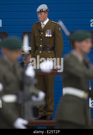 Großbritanniens Prinz Harry, Commodore-in-Chief kleine Schiffe und Tauchen, Besuche der Royal Marines Tamar, HM Naval Base in Devonport, Plymouth. Der Prinz hat die Royal Navy neu erbaute Kompetenzzentrum amphibische offiziell eröffnet. Während der Tour Prinz Harry nahm die Parade-Gruß und überprüfte die Wache und die Parade der 1 Assault Squadron Royal Marines. Er auch einen Empfang für die Soldaten und ihre Familien nahmen Teil und trat für eine Einheit-Foto mit 1 Angriff Gruppe Royal Marines Featuring: Prinz Harry von Wales wo: Plymouth, Vereinigtes Königreich bei: 2. August 2013 Stockfoto