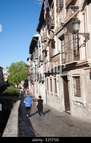 Historische Gebäude vom Fluss Rio Darro, Granada, Spanien Stockfoto