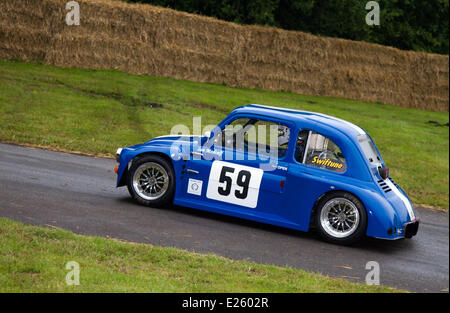 1978 70er-Jahre, Siebziger-Jahre, blau-weiße Fiat 500 Sonderlimousine mit 1380 ccm-Minimotor und maßgeschneidertem Rohrrahmen. Tourenwagen von Ian Metcalf beim Cholmondeley Pageant of Power. Die Action findet auf der 1,2 km langen Strecke innerhalb des Parkgeländes von Cholmondeley Castle statt, wo über 120 Einzelfahrzeuge antreten, die sieben Jahrzehnte lang Motorsport betreiben. Stockfoto