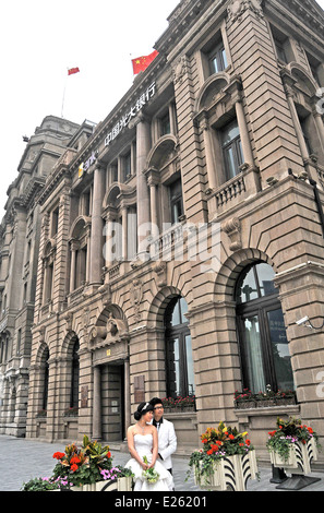 Paar gerade verheiratet posinf auf dem Bund für Fotografen, Shanghai, China Stockfoto