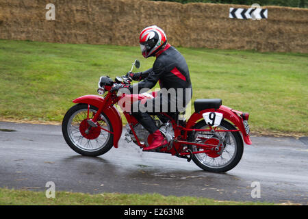 Nr. 9 Moto Guzzi Falcone Sport geritten von Gordon De La Mare Cholmondeley Pageant von Macht. Die Aktion ist auf der 1,2 km langen Strecke im Park von cholmondeley Castle, wo über 120 Autos und Motorräder konkurrieren und erstreckt sich über sieben Jahrzehnten Motorsport. Das Wochenende ist eine der größten Feiern von Leistung und Geschwindigkeit im Land. Stockfoto