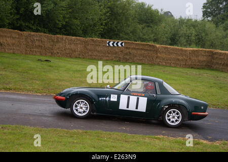 No.11 1968 60s Lotus Elan, der von Barrie Williams beim Cholmondeley Pageant of Power gefahren wird. Die Action findet auf der 1.2 Meilen langen Rennstrecke auf dem Parkgelände von Cholmondeley Castle statt, wo über 120 Autos gegeneinander antreten, die sieben Jahrzehnte lang Motorsport bieten. Das Wochenende ist eines der größten Feste der Macht und Geschwindigkeit im Land. Stockfoto