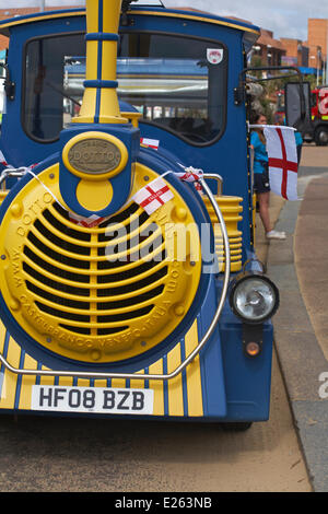 Bournemouth, Dorset, UK. 16. Juni 2014.  Fußball-WM 2014: Bournemouth Belle Landtrain zeigt Flagge für England Credit: Carolyn Jenkins/Alamy Live News Stockfoto