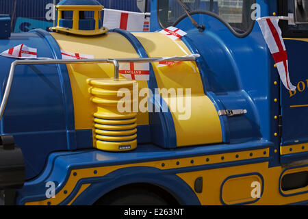 Bournemouth, Dorset, UK. 16. Juni 2014.  Fußball-WM 2014: Bournemouth Belle Landtrain zeigt Flagge für England Credit: Carolyn Jenkins/Alamy Live News Stockfoto