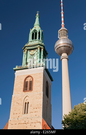 St. Marienkirche St. Marien Kirche und TV Turm Alexanderplatz Berlin Deutschland Stockfoto