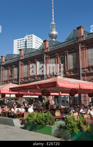 Restaurant am Hackeschen Markt und TV-Tower Berlin Deutschland Stockfoto