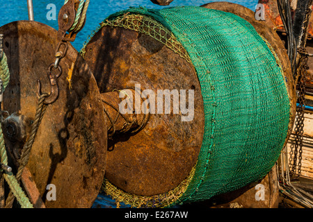 Fischernetze und verrosteten Haken von einem Fischerboot Stockfoto