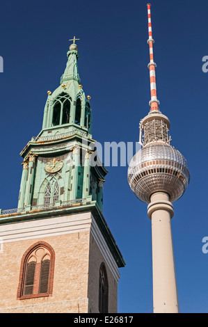 St. Marienkirche St. Marien Kirche und TV Turm Alexanderplatz Berlin Deutschland Stockfoto